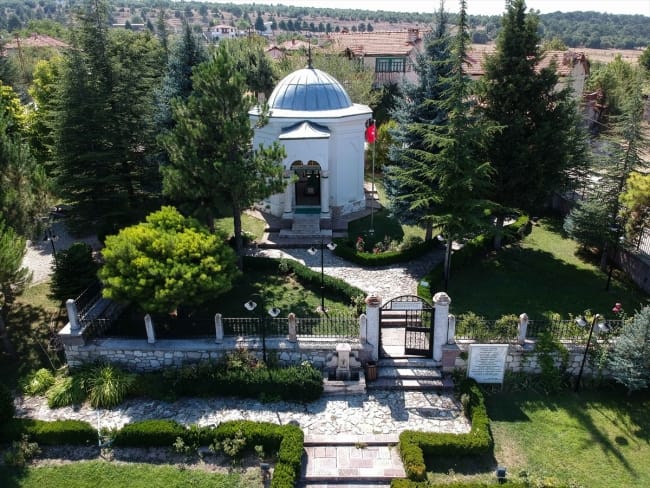 Domaniç Hayme Ana Türbesi: Osmanlı'nın Manevi Mirası, Ziyaret Rehberi ve Tarihi Önemi