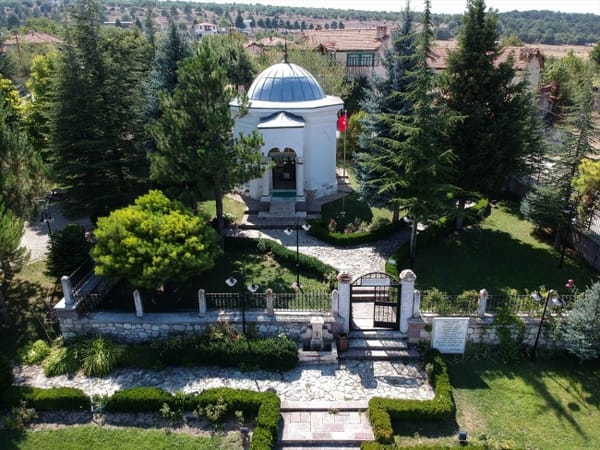 Domaniç Hayme Ana Türbesi: Osmanlı'nın Manevi Mirası, Ziyaret Rehberi ve Tarihi Önemi